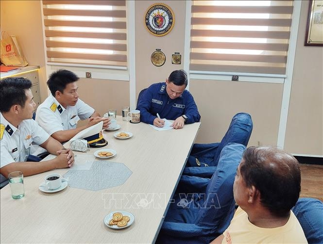 Fisherman in distress handed over to Philippine patrol ship